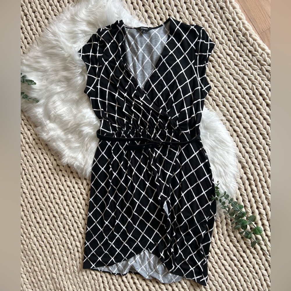 New without tags! Woman’s size larger Express black and white belted wrap dress